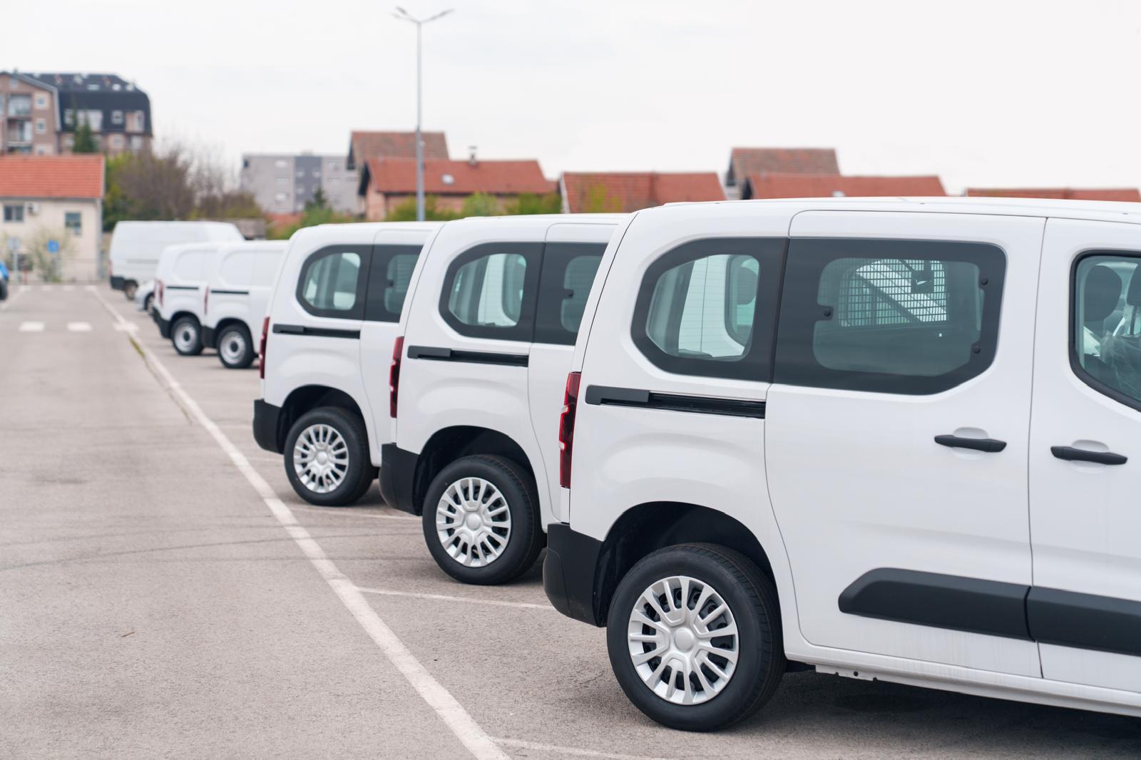Kfz-Sachverständiger bei der mobilen Begutachtung an einem Firmenstandort